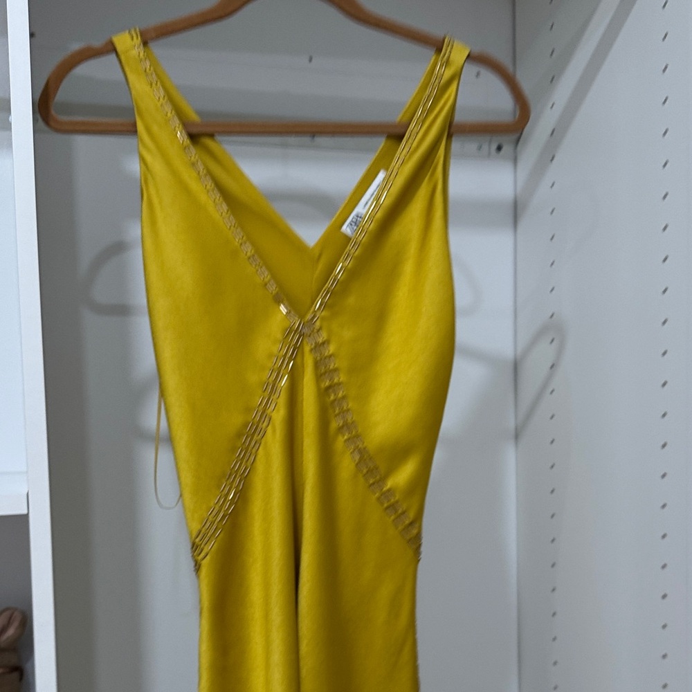 Elegant Yellow Sleeveless Dress - Picture 3 of 5
